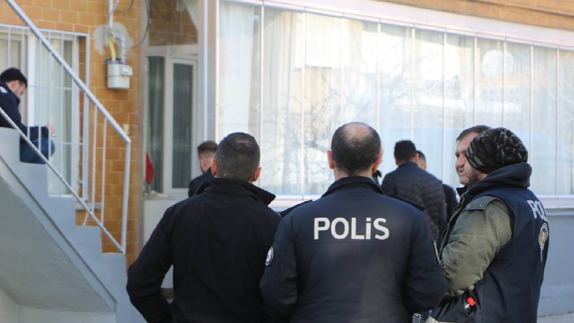 Denizli’de Kan Donduran Olay, Kayıp Kadının Cansız Bedeni Komşusunun Bahçesinde Çuvalda Bulundu - Resim : 1