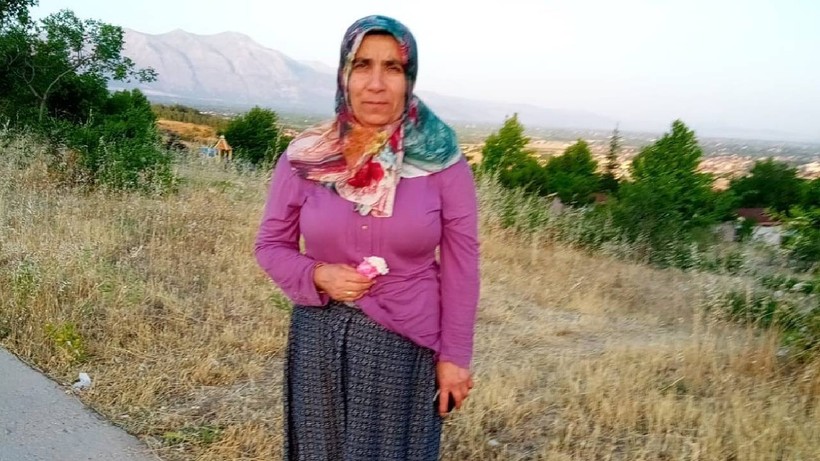 Denizli’de Kan Donduran Olay, Kayıp Kadının Cansız Bedeni Komşusunun Bahçesinde Çuvalda Bulundu - Resim : 2