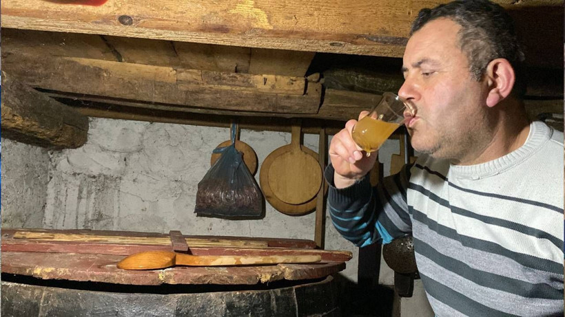 Fıçılarda Tam 12 Ay Bekletiliyor: Süzüp Bardak Bardak İçince Faydası Saymakla Bitmiyor - Resim: 5