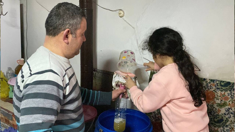 Fıçılarda Tam 12 Ay Bekletiliyor: Süzüp Bardak Bardak İçince Faydası Saymakla Bitmiyor - Resim: 3