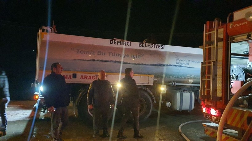 Manisa’da Halı Fabrikasında Yangın: 5 Saatte Söndürüldü - Resim : 1