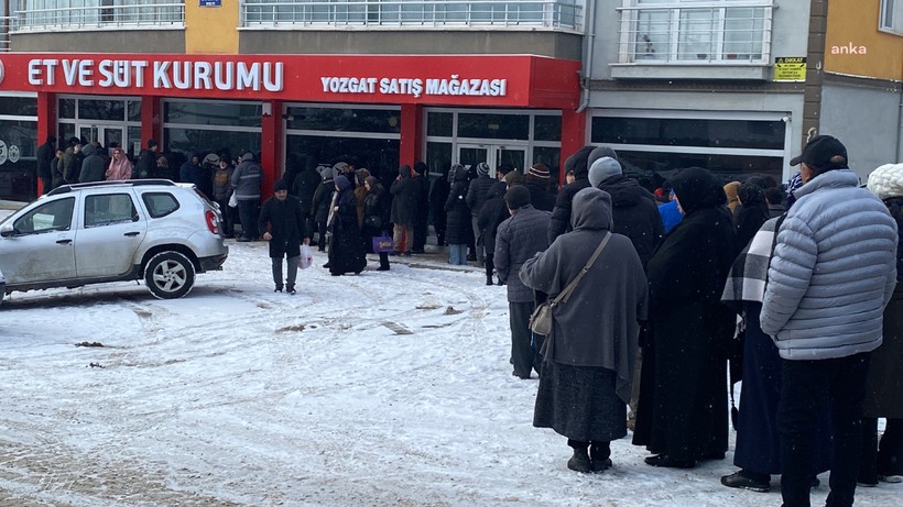Geçim Derdi Soğuk Havayı Dinlemedi... Bitmeyen Kuyruk Çilesi, Yağmur Altında Saatlerce Bekleyiş - Resim : 4