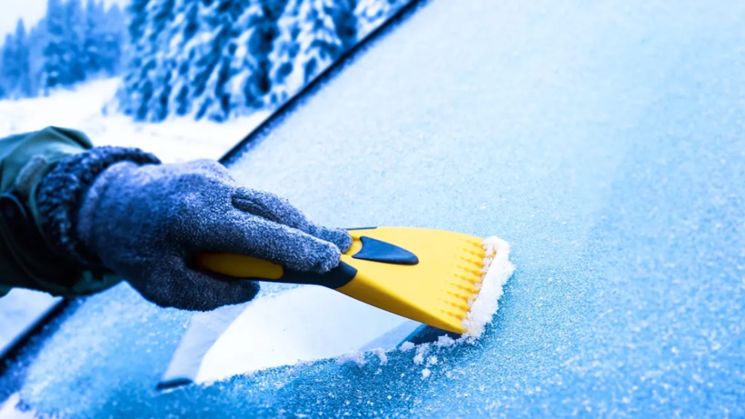 Ne Çiziyor Ne Masraf Çıkarıyor: Buzlu Araba Camını Bu Şekilde Temizleyin - Resim: 1