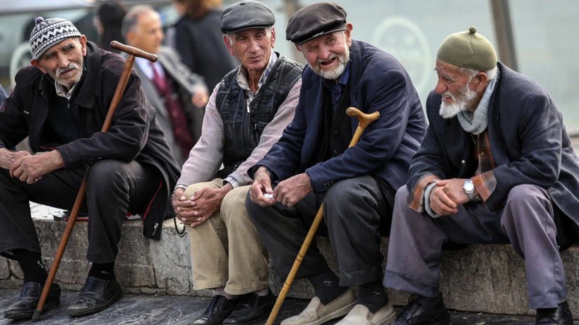 CHP’li Fethi Gürer’den Emekli Maaşı İsyanı: Emekli Gün Doğarken Sıraya Girip 1 Kilo Etin Peşine Düşüyor - Resim : 3