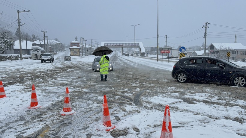 Bolu Dağı Geçişi Ulaşıma Açıldı: Küçük Araçların Geçişine İzin Veriliyor - Resim : 2