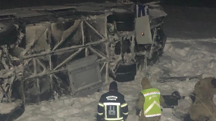 Erzurum'da Yolcu Otobüsü Şarampole Yuvarlandı, 38 Kişi Hastanelik Oldu - Resim : 2