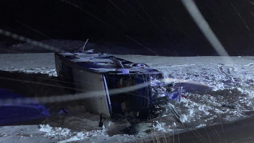 Erzurum'da Yolcu Otobüsü Şarampole Yuvarlandı, 38 Kişi Hastanelik Oldu - Resim : 1