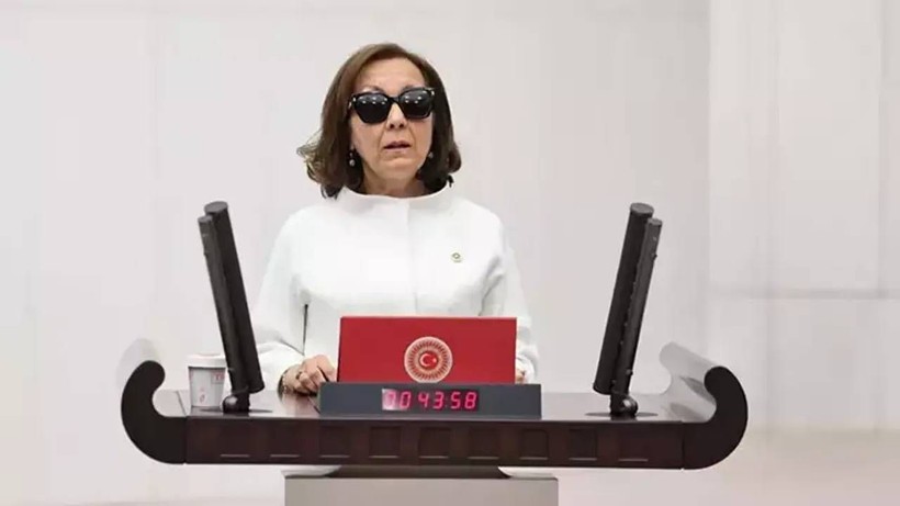 Serap Yazıcı Özbudun Kimdir? Serap Yazıcı Görme Yetisini Nasıl Kaybetti? - Resim: 1