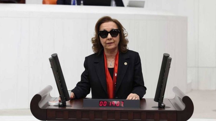 Serap Yazıcı Özbudun Kimdir? Serap Yazıcı Görme Yetisini Nasıl Kaybetti? - Resim: 3