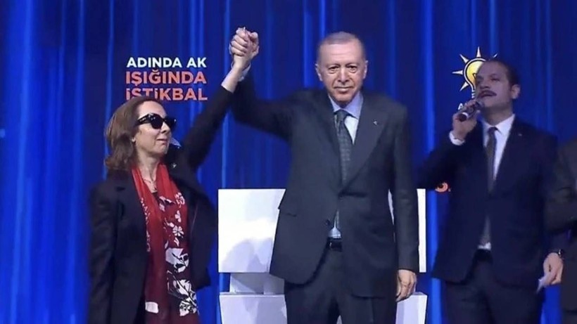Serap Yazıcı Özbudun Kimdir? Serap Yazıcı Görme Yetisini Nasıl Kaybetti? - Resim: 2
