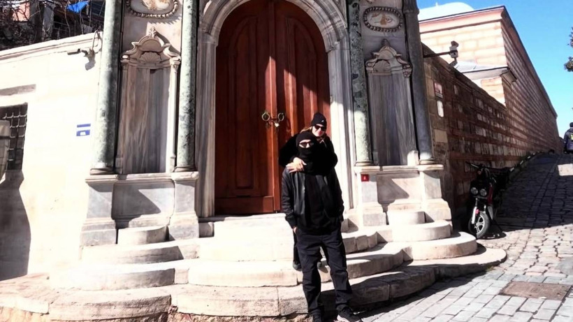 Ünlü Futbolcu Tanınmamak İçin İstanbul'u Kar Maskesiyle Gezdi - Resim: 2