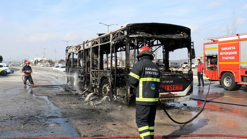 Alev Topuna Dönen Otobüsten Geriye Demir Yığını Kaldı - Resim : 1