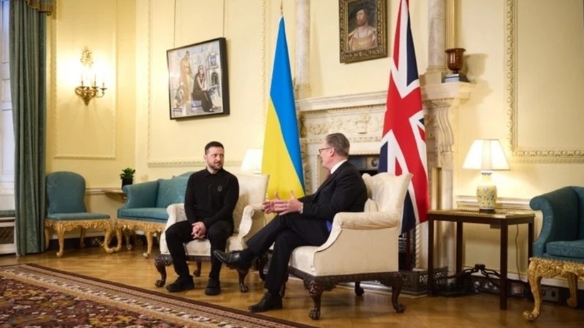Trump'ın Beyaz Saray'da Azarladığı Zelenskiy'e Londra Destek Verdi - Resim : 1