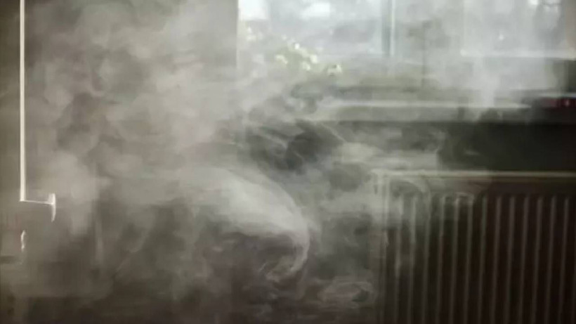 Oda Parfümlerine Para Vermeye Gerek Yok: Eve Sinmiş Sigara Kokusunu Anında Yok Ediyor - Resim: 1