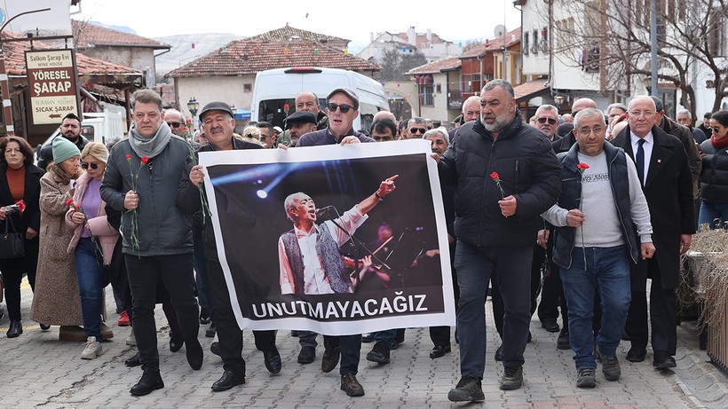 Edip Akbayram’ın Evi Önünde Büyük Vefa... Karanfiller Taşıyıp 'Unutmayacağız' Diyerek Seslendiler - Resim : 2