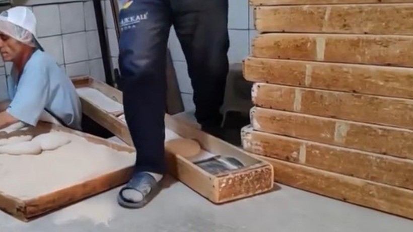 Ramazan'da Pide Tezgahında Skandal Görüntüler! Görenlerin Midesi Bulandı - Resim : 1