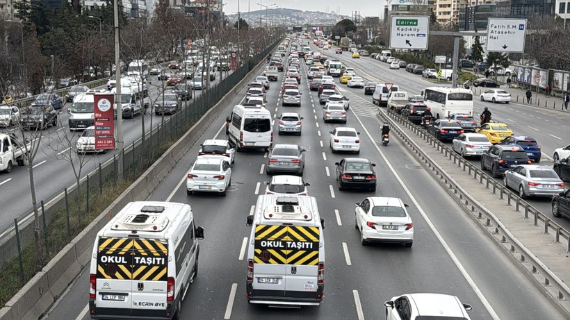 İstanbul'da Trafik Kilit! Harita Kıpkırmızı Oldu: Yoğunluk Yüzde 80'e Ulaştı - Resim : 1