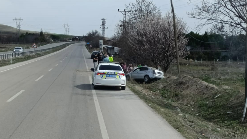 Şarampole Uçan Otomobilden Sağ Çıktılar - Resim : 1