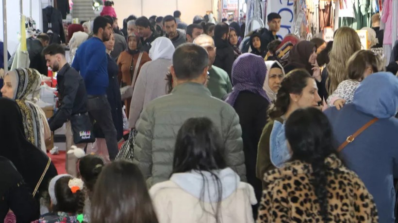 Tekstil Devleri Bir Oldu, Fiyatları Yüzde 70 İndirdi! Akın Akın Gidiyorlar, Kapış Kapış Alıyorlar - Resim: 1