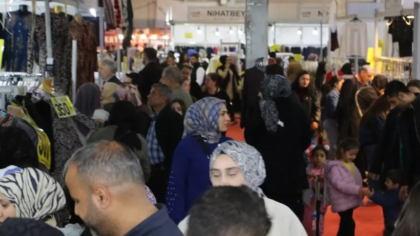 Tekstil Devleri Bir Oldu, Fiyatları Yüzde 70 İndirdi! Akın Akın Gidiyorlar, Kapış Kapış Alıyorlar - Resim: 2