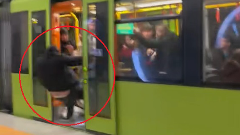 Bursa'da Metroda Korku Dolu Anlar... Yaka Paça Dışarı Attılar - Resim : 1