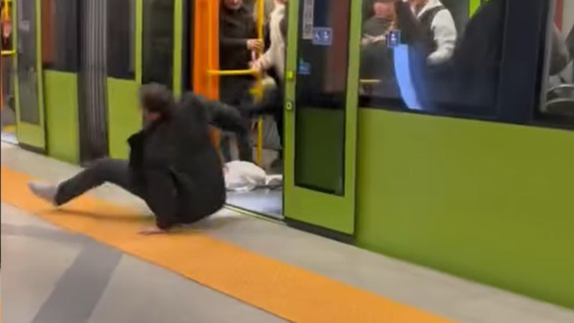 Bursa'da Metroda Korku Dolu Anlar... Yaka Paça Dışarı Attılar - Resim : 3