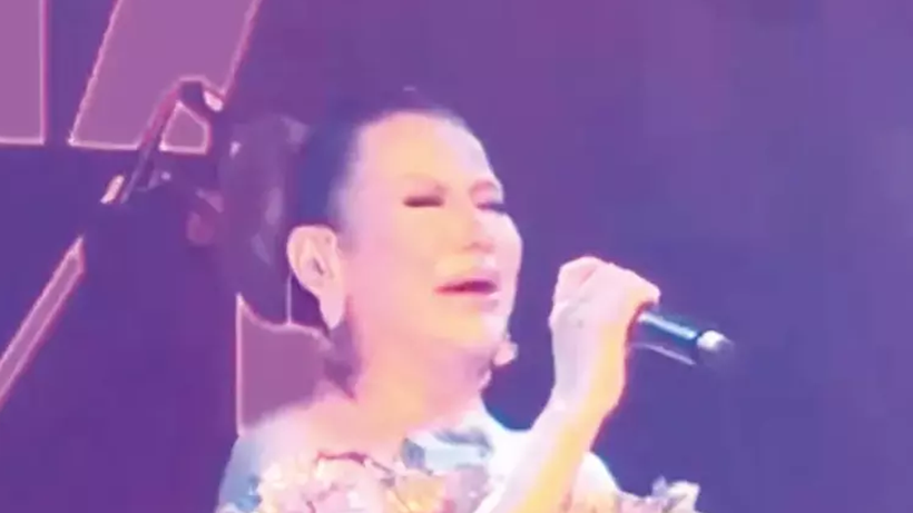 Sanatçı Dostlarından Volkan Konak’a Büyük Vefa! Hepsi Sahnesinde Aynı Şeyi Yaptı - Resim : 1