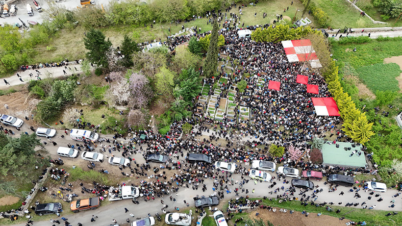 Volkan Konak'a Son Görev! Trabzon'da Vasiyetindeki Ceviz Ağacının Altına Defnedildi - Resim : 6