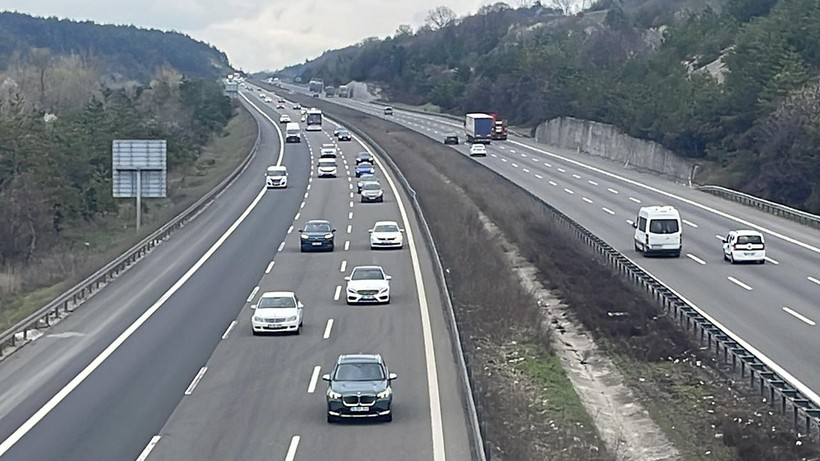 Bayram Tatili Bitti, Dönüş Trafiği Başladı! Yollarda ve Terminallerde Yoğunluk Sürüyor - Resim : 3