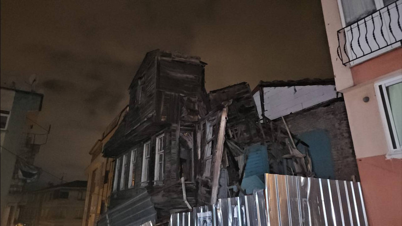 İstanbul'u Lodos Vurdu! Bina Çöktü, Çatılar Uçtu, Elektrik Kesildi... - Resim : 1