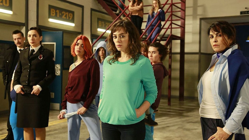 Hayranların Yıllardır İstediği Oldu, Avlu Dizisi Geri Dönüyor! Demet Evgar Kadroda Olacak mı? - Resim: 2