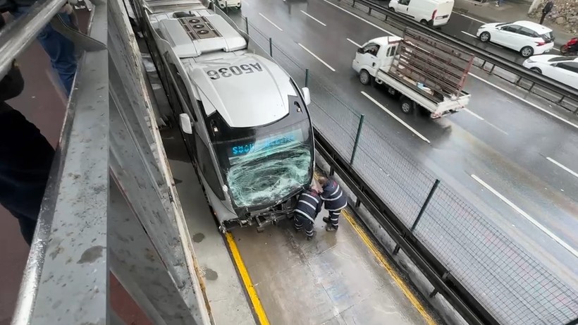 Avcılar'da Metrobüs Kazası! Yaralılar Var - Resim : 1