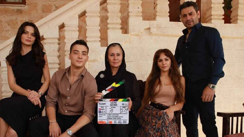 Kanal D'nin Reyting Rekortmeni Dizisi Uzak Şehir'de Beklenmedik Ayrılık: Ünlü Oyuncu Diziye Apar Topar Veda Ediyor - Resim: 1