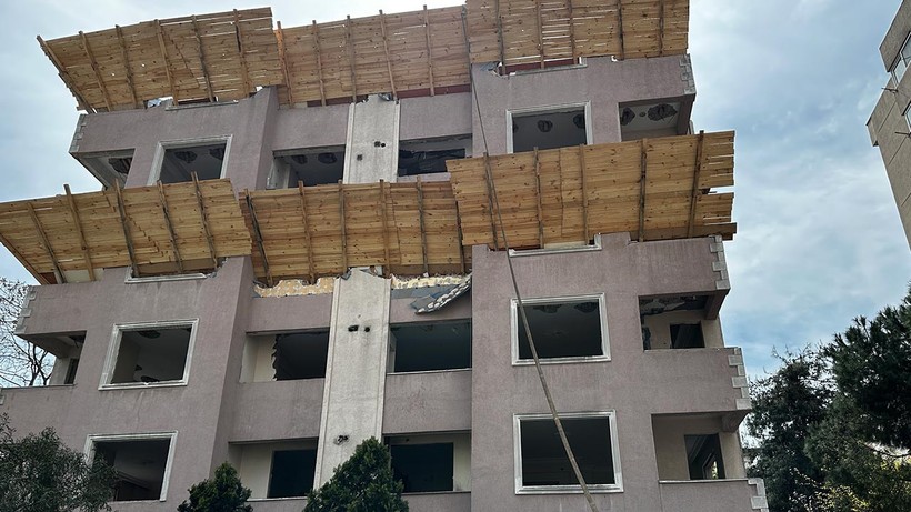 İstanbul’da Korkunç Kaza! Operatör Kullandığı Kepçeyle 5. Kattan Düştü - Resim : 1