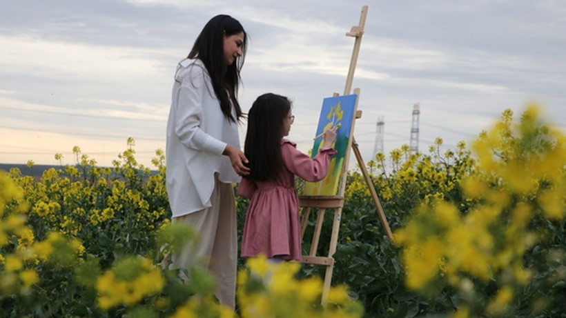 Minik Ressam Üçüncü Sergi İçin Kolları Sıvadı - Resim : 1