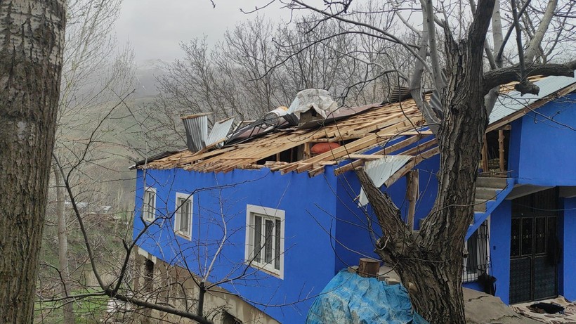 1200 Nüfuslu Mahallede Fırtına Alarmı! Çatılar Uçtu Ağaçlar Devrildi, Taş Üstünde Taş Kalmadı - Resim : 1