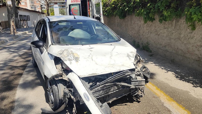 Aydın’da Otomobil Bahçe Duvarına Çarptı, Sürücü Yaralandı - Resim : 1