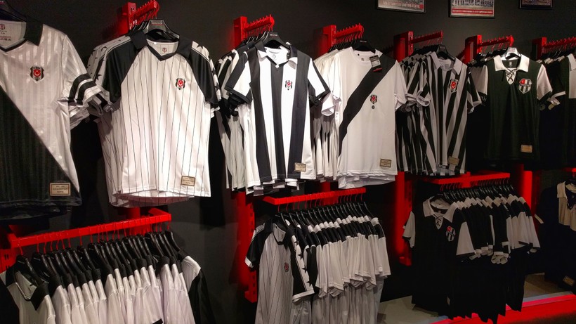 Beşiktaş’ın Lisanslı Ürününde Ortaya Çıktı! Yasak Geldi: Mağazalardan Apar Topar Toplatılıyor - Resim: 1