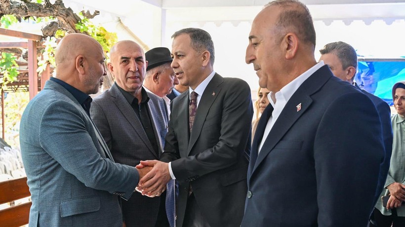 Bakan Yerlikaya'dan Mevlüt Çavuşoğlu'na Taziye Ziyareti - Resim : 1