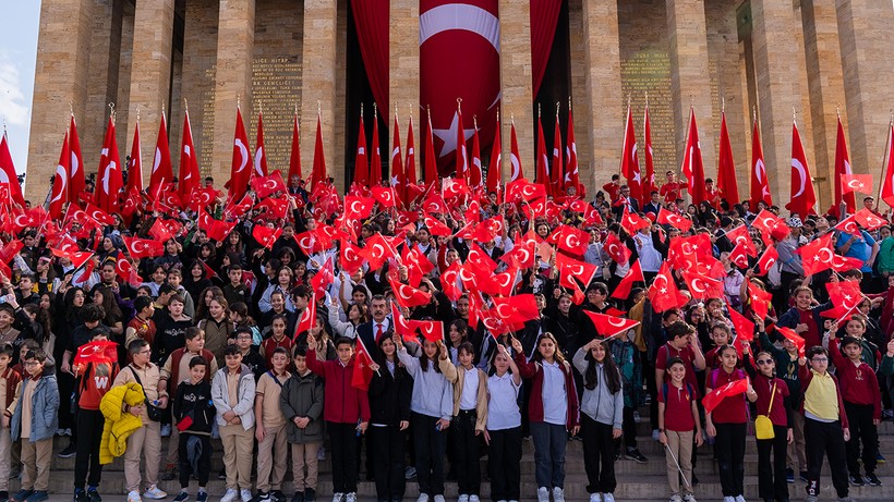 Ünlü İsimler 23 Nisan’da Çocuklara Kucak Açtı, İşte Birbirinden Renkli Mesajlar... - Resim : 1