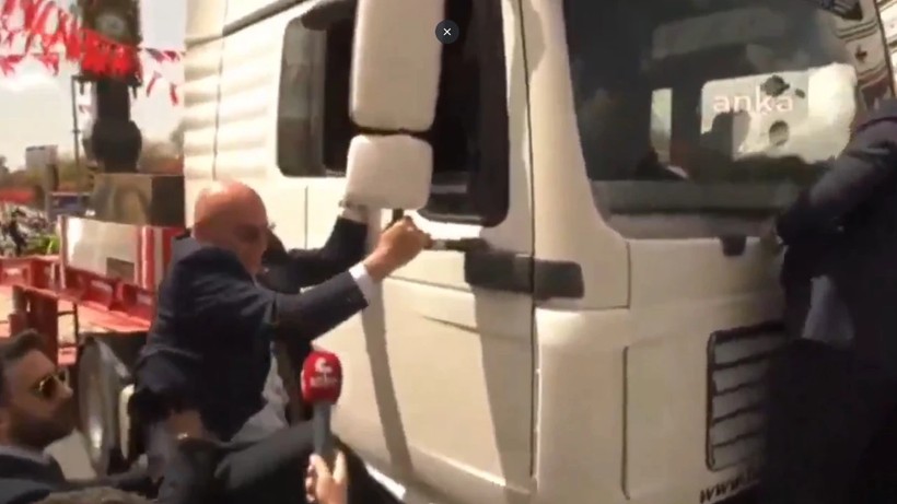 CHP'de 'Engel' Krizi! CHP Şanlıurfa Milletvekili Mahmut Tanal Tıra Tırmandı - Resim : 1