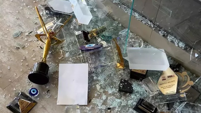İşte Ünlülerin Depreme Yakalandığı Anlar... 'Eğer Bana Ulaşamazsanız...' - Resim : 1