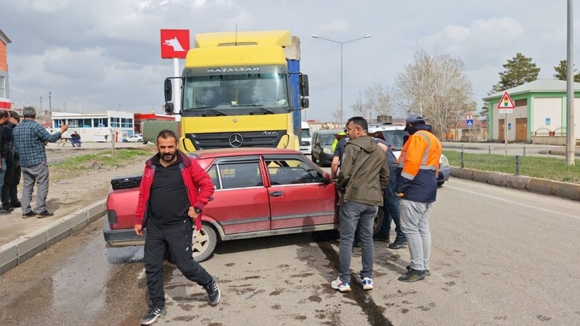 Tır Önüne Kattığı Otomobili 50 Metre Sürükledi - Resim : 1