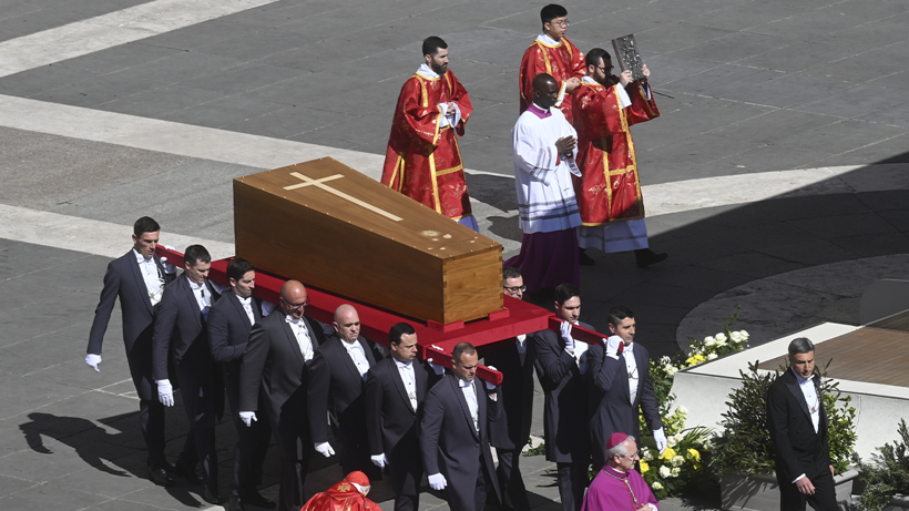 Papa Franciscus'un Mezarından İlk Kareler, 250 Bin Kişilik Tören Sonrası Halka Açıldı - Resim : 1
