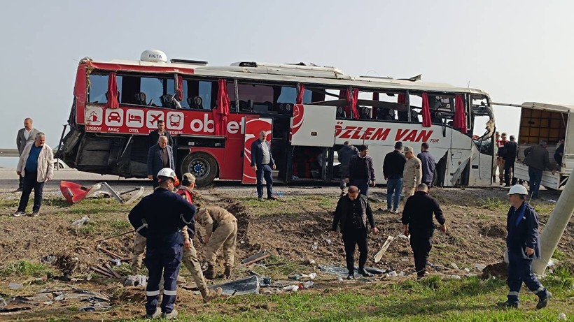 Van'da Can Pazarı: Yolcu Otobüsü Devrildi, Yaralılar Var - Resim : 4