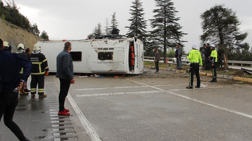 Isparta'da Yolcu Midibüsü Devrildi! Çok Sayıda Yaralı Var - Resim : 1