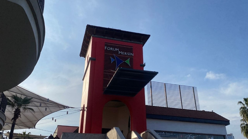 AVM'de Cam Tavan Çöktü: Mağazada Alışveriş Kabusa Döndü! Yaralılar Var - Resim : 1