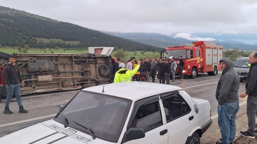 Denizli’de İşçi Servisi Karşı Şeride Geçip Kazaya Karıştı: 1'i Ağır, 13 Yaralı - Resim : 1