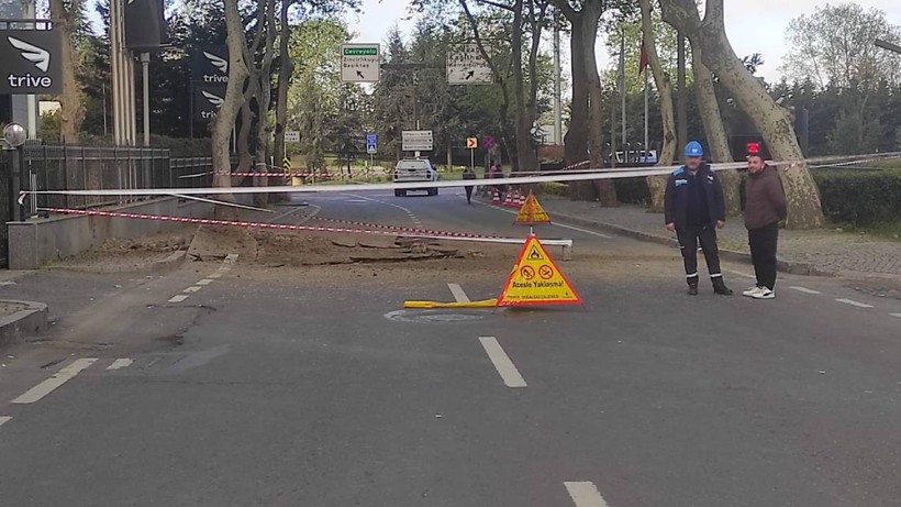 İstanbul'da Yol Çöktü! O Anlar Kamerada - Resim : 1