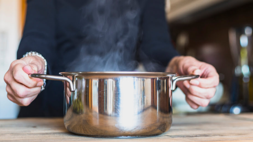 Yağ Kalıntısı Biriken Tencere Kapaklarına Anneanne Yöntemi: Dakikalar İçerisinde Silip Süpürüyor - Resim : 1